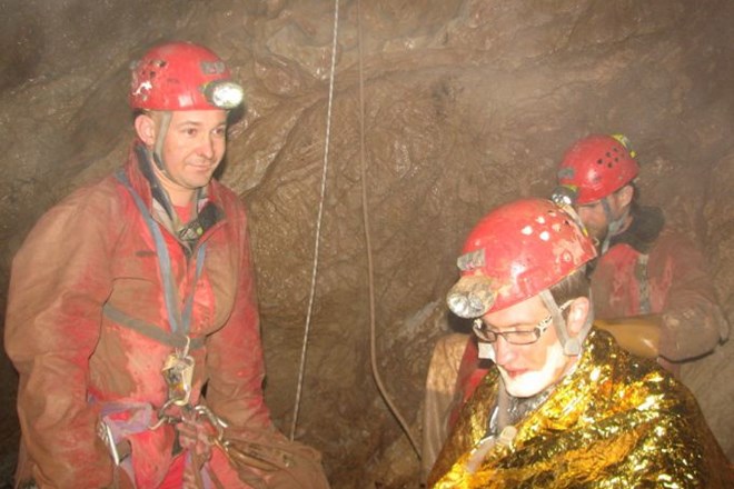 Reševanje jamarja iz 350 metrov globoke Ferranove Buže zaključili v zgodnjih jutranjih urah