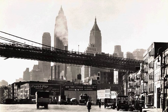 Eno izmed podob  New Yorka, ki jih je  obeležila Berenice  Abbott, ponuja  tudi fotografija  Waterfront, South  Street iz...