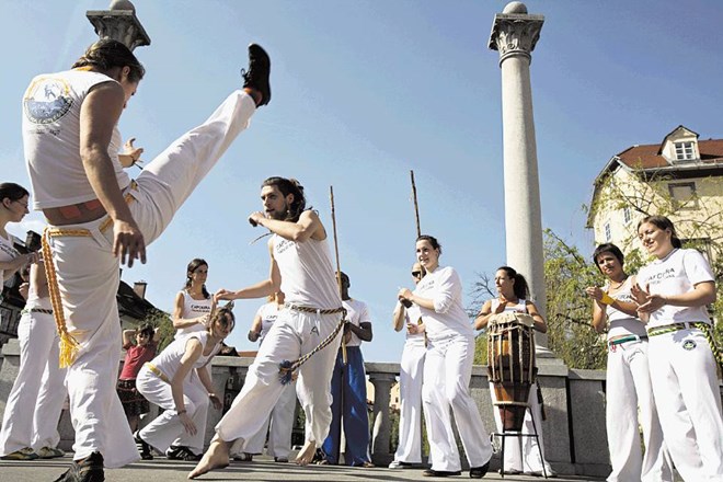 Nekakšno predigro v festival Prešerna Ana, ki bo s plesom zavzela javne prostore in tako v gibanje povabila tudi naključne...