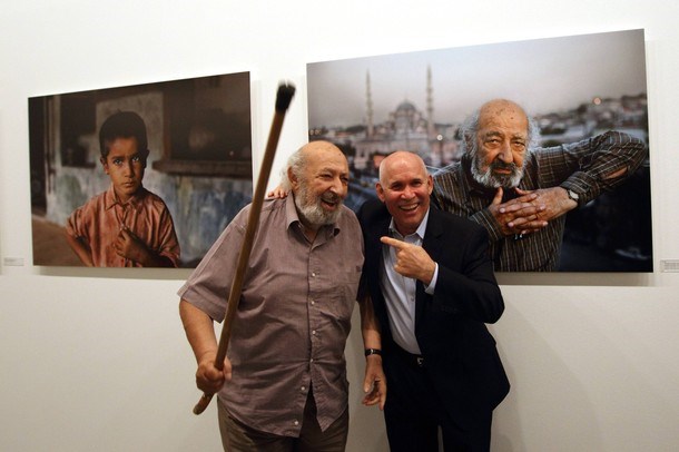 Steve McCurry z legendarnim turškim fotoreporterjem Aro Gulerjem.