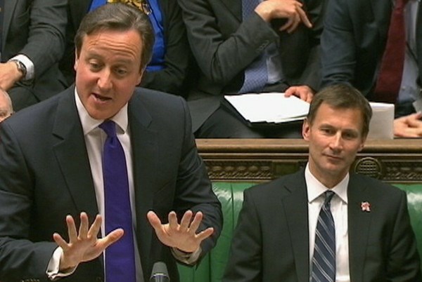 David Cameron (levo) in minister za kulturo Jeremy Hunt