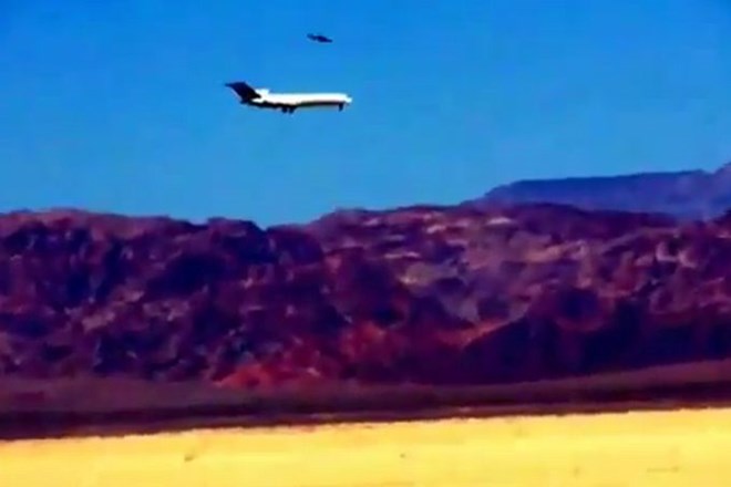 Strmoglavljenje letala v puščavi brez žrtev