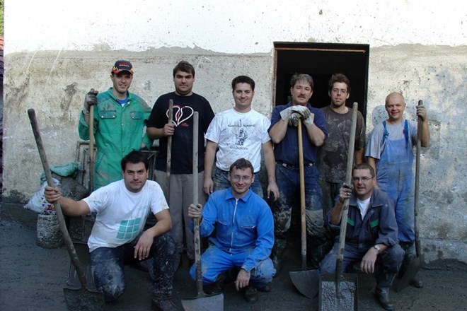 Ena od ekip sodelavcev iz podjetja Četrta pot na humanitarni akciji ob poplavah leta 2007 v Železnikih.