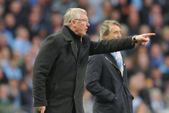 Alex Ferguson meni, da če bi večrat uporabljal enako taktiko kot Roberto Mancini (v ozadju), bi bil United letos prvak.