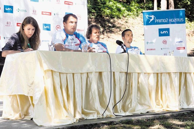 Od leve: Katja  Kustec (zadolžena  je za odnose z  mediji), Primož  Kozmus, trener  Marjan Ogorevc in  fizioterapevt Primož...