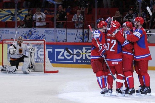 Ruski hokejisti so se sinoči takole veselili enega od dveh  zadetkov.