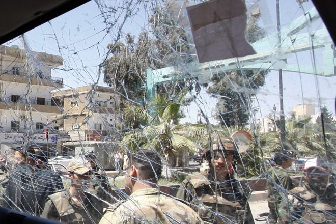 V Siriji v bližini konvoja opazovalcev ZN eksplodirala bomba