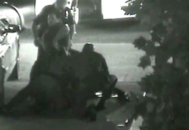 Grozljiv posnetek: Ameriška policista do smrti pretepla brezdomca