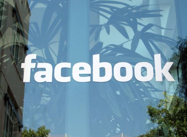 Facebook bo odprl spletno središče App Center