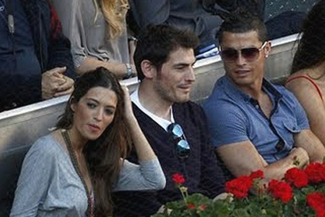 Iker Casillas in njegova izbranka Sara Carbonero (levo) bojda na poroko ne mislita povabiti večine igralcev Reala, med njimi...