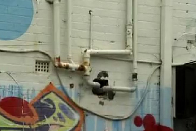 Banksyjeva podgana, ki se spušča s padalom.