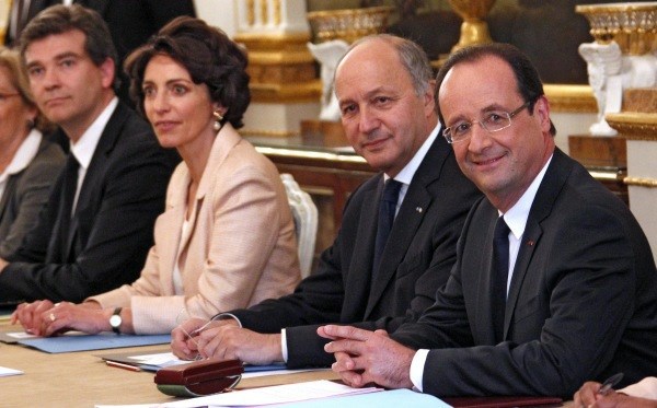 Novi francoski socialistični predsednik Francois Hollande (levo) in nova francoska vlada.