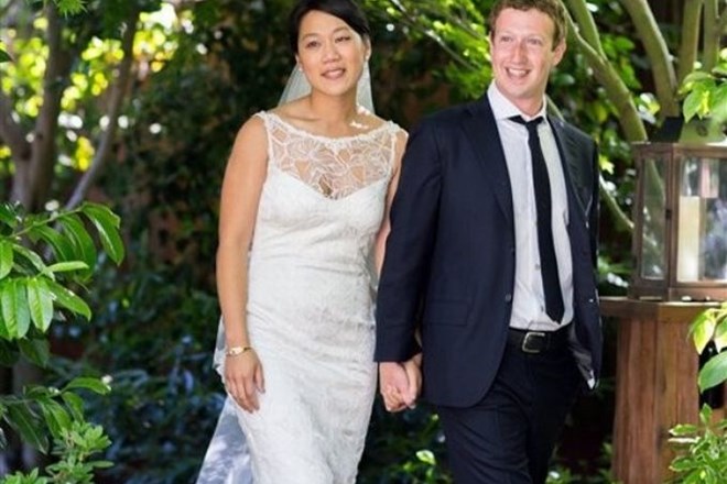 Mladi milijarder Zuckerberg je nevesti poklonil poročni prstan z "zelo preprostim rubinom", ki ga je oblikoval sam.