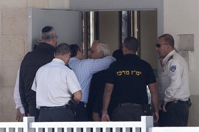 Nekdanjega izraelskega predsednika začasno izpustili iz zapora