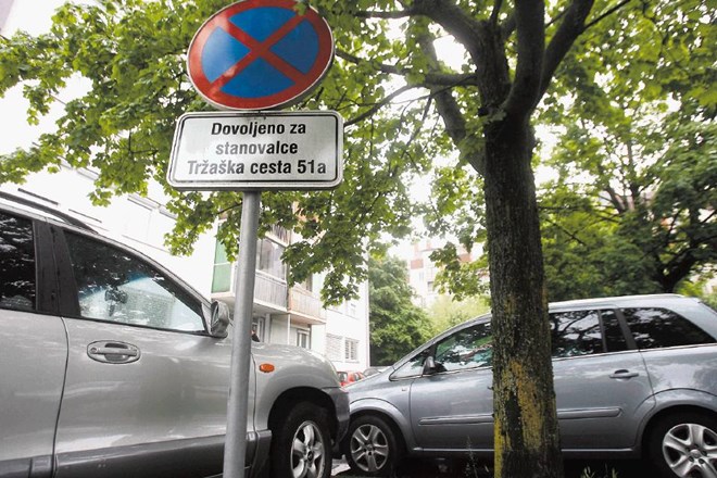 Stanovalci Jamove 48 ter Tržaške ceste 51 in 51 a bi lahko ostali brez parkirišč in zelenic.