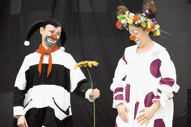 Ruski klovnovski duet, imenovan Teater Kavardak, ki ga sestavljata Elena Bolsuna in Stanislav Bogdanov, diplomanta moskovske...