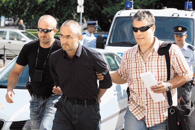 Policisti so "budističnega vodjo" Ronana Chatelliera včeraj ob štirih popoldne pripeljali pred ljubljanskega preiskovalnega...