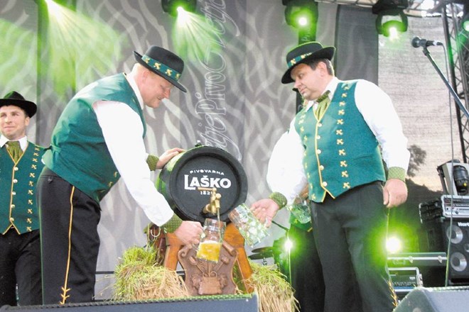 Prireditev Pivo in cvetje v Laško, ki šteje vsega 3600 prebivalcev, vsako leto privabi več kot sto tisoč obiskovalcev, ki se...
