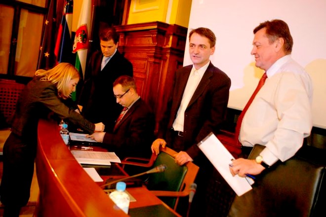 Mestni svet bo na seji obravnaval tudi predlog sklepa o soglasju k višji ceni vozovnic za tirno vzpenjačo na Ljubljanski...