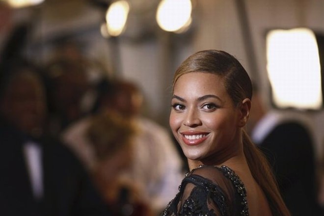 Ameriški pevki Beyonce je na sobotnem koncertu v Atlantic Cityju ob množici ljudi prisluhnila tudi ameriška prva dama...