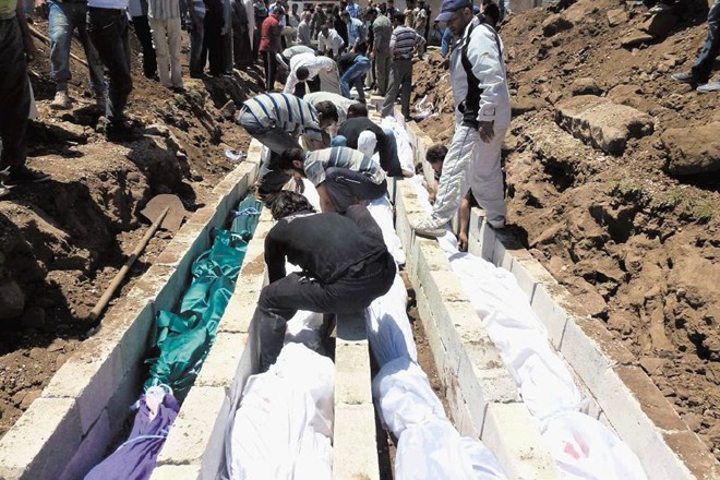 V mestu Houla so pokopali žrtve petkovega pokola. Opazovalci ZN so v zadnjem poročilu navedli 106 ubitih civilistov, med...
