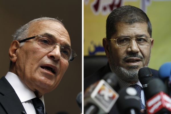 Nekdanji premier Ahmed Šafik in kandidat Muslimanske bratovščine Mohamed Mursi.