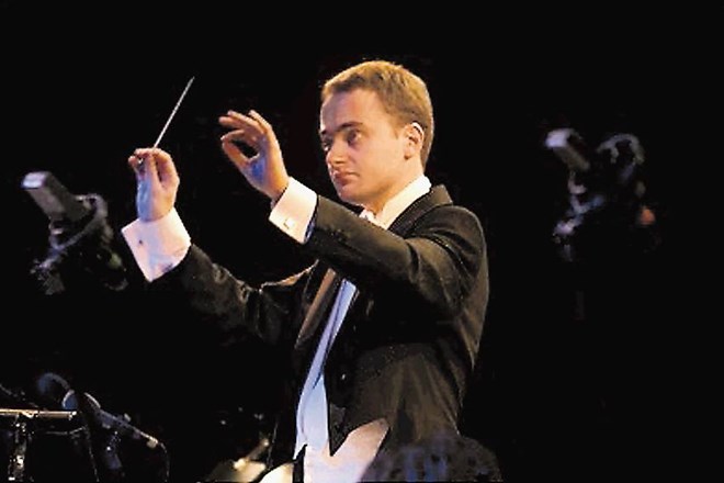 Dirigent Simon Dvoršak in orkester Hiše kulture Celje se odpovedujeta honorarju v znamenje podpore vrhunski ustvarjalnosti.