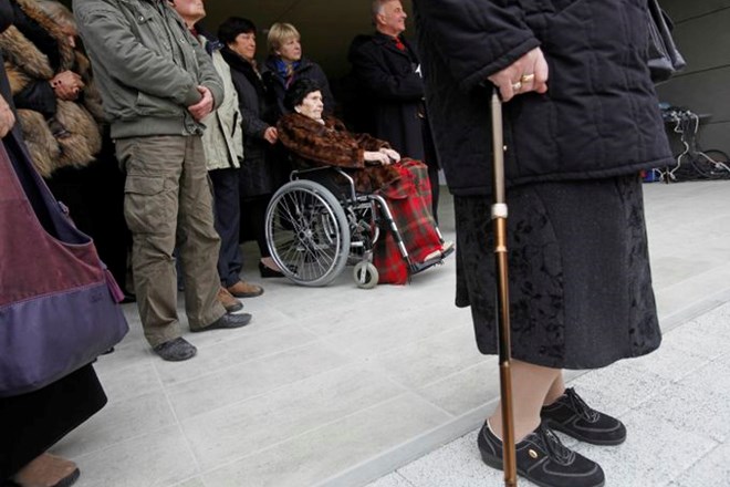 Pokojnine se letos ne bodo uskladile, civilni invalidi vojn že pripravljajo tožbo proti državi