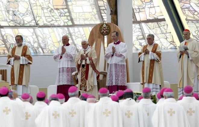 Papež z veliko mašo na prostem pred 850.000 verniki sklenil srečanje družin
