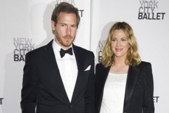 37-letna igralka Drew Barrymore se je v soboto poročila s trgovcem z umetninami Willom Kopelmanom.