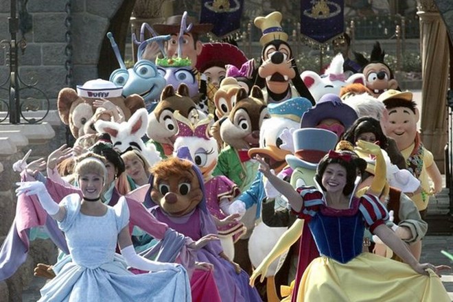 30.000 fotografij: Fantastično potovanje po Disneylandu kar iz dnevne sobe