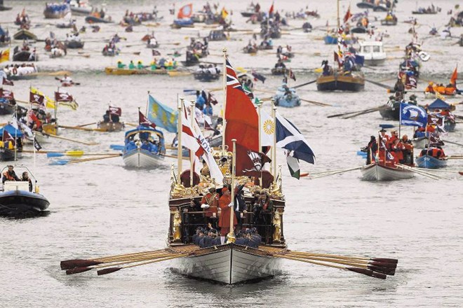 Na čelu dvanajst kilometrov dolge rečne parade je bila nova kraljeva rečna ladja Gloriana, ki ji je sledila množična flota...