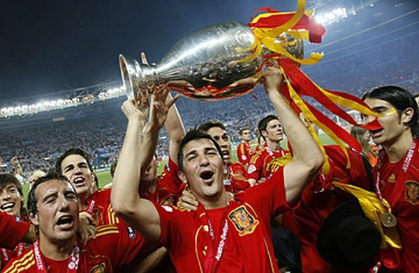 Na zadnjem Euru so leta 2008 slavili Španci, ki so nato leta 2010 zmagali še na svetovnem prvenstvu v Južnoafriški republiki....