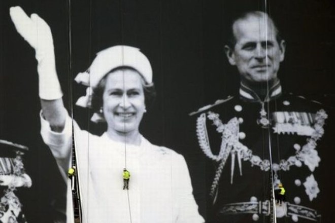 Princa Philipa, soproga britanske kraljice Elizabete II., so danes zaradi vnetja mehurja morali prepeljati v bolnišnico.