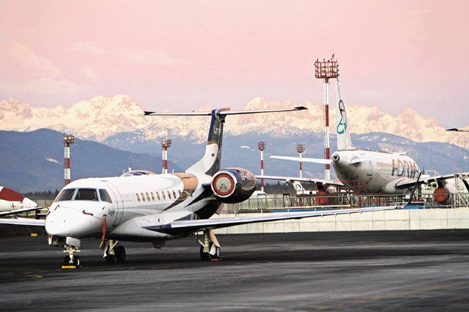 V nastajajoči turistični strategiji piše, da bo Slovenija do  konca leta 2016 vzpostavila vsaj deset novih rednih letalskih...