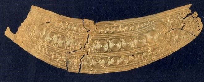 Zlati našivek je najstarejši zlat predmet (iz bronaste dobe, 12.–13. stoletje pr. n. št.), najden na območju Slovenije.