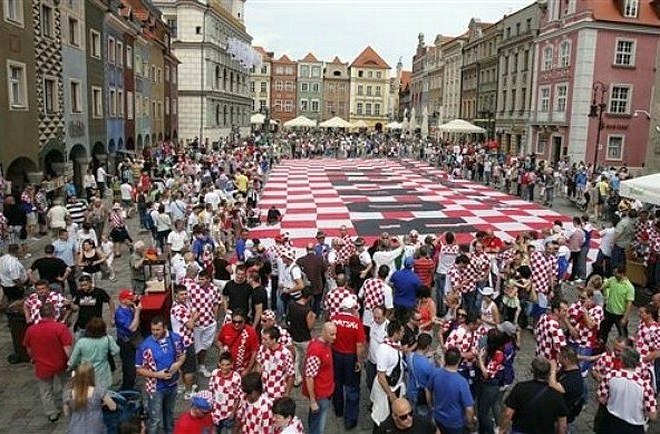 Tisoči hrvaških in irskih navijačev so se že včeraj popoldan zbrali v središču Poznana in se skupaj mirno veselili, zvečer pa...