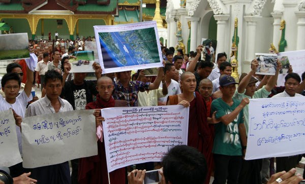Budistični menihi in lokalni prebivalci molijo za ubite v nasilju, ki je izbruhnilo med budisti in muslimani.