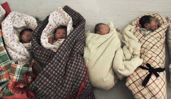Peking zaradi prisilnega splava suspendiral tri uradnike