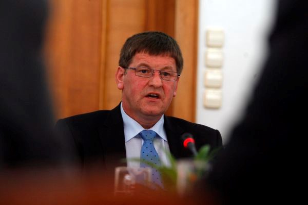 Minister za kmetijstvo  in okolje Franc Bogovič (SLS).