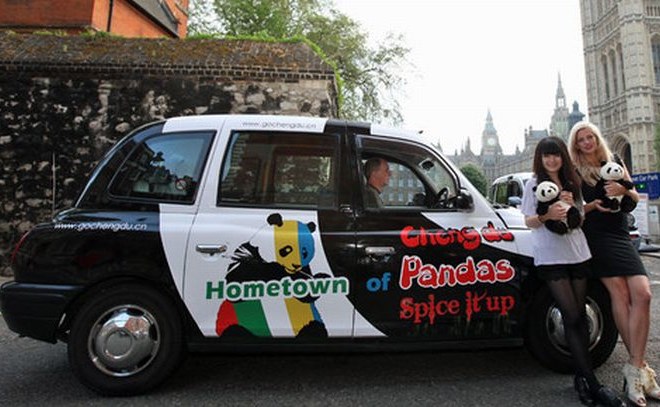 Po Londonu se boste vse do konca avgusta lahko vozili v taksijih s podobami pand.