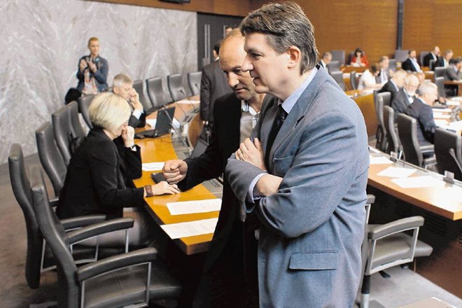 Finančni minister Janez Šušteršič je zagotovil, da bo v NLB država obdržala najmanj 25 odstotkov in eno delnico.