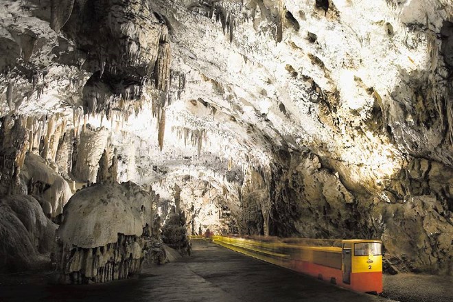 Pred 140 leti je med kapniki Postojnske jame zapeljal prvi turistični vlak na  svetu. Imel je dvosedežni voziček in...