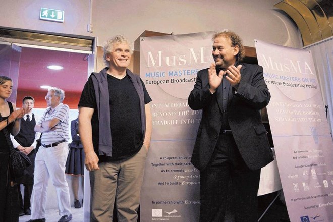 Darko Brlek (desno) je včeraj pred gala otvoritvenim koncertom uglednega  dirigenta sira Simona Rattla zaprosil, da postane...