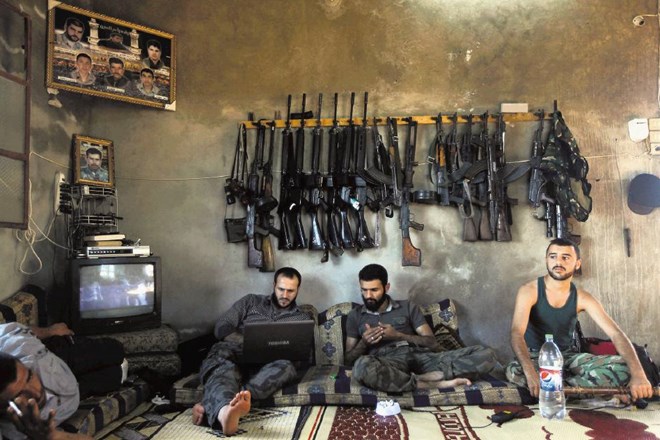 Sirski uporniki v enem od skrivališč pri mestu Aleppo. Po poročanju New York Timesa Cia že več tednov oborožuje upornike....