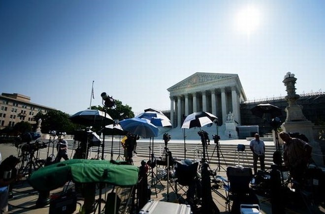 V ponedeljek se pred vrhovnim sodiščem ZDA obetajo tudi demonstracije nasprotnikov in zagovornikov reforme.