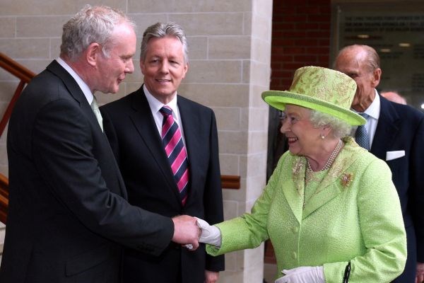 Britanska kraljica Elizabeta II. se je danes rokovala z nekdanjim vodjo Irske republikanske armade (Ira), Martinom...