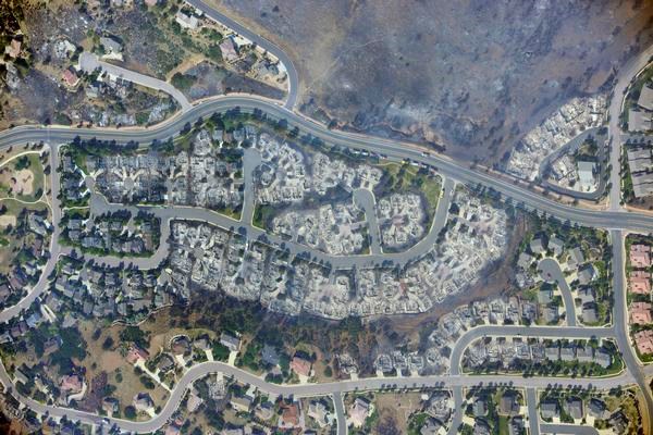 V Colorado Springsu je ogenj uničil najmanj 300 domov.
