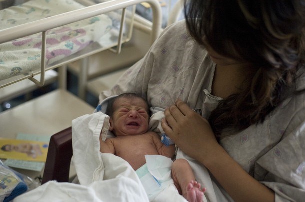 V svetu zaradi zapletov med nosečnostjo in porodom letno umre 50.000 najstnic