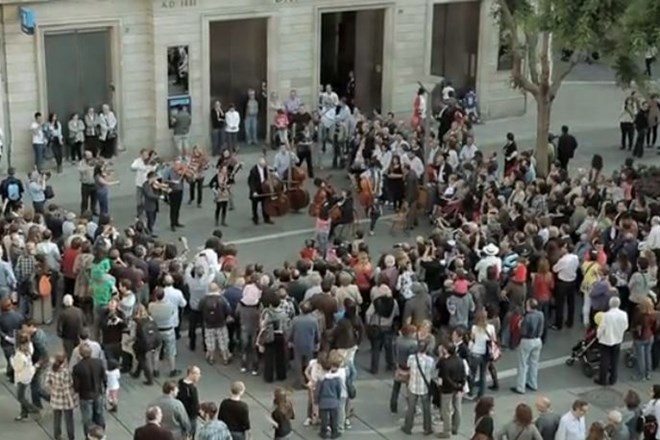 Pet minut naježene kože: Flash mob španskega simfoničnega orkestra